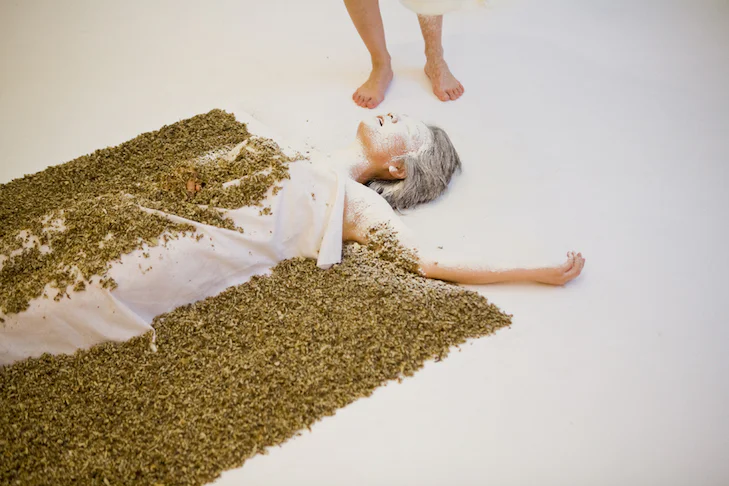 A BLANKET OF REQUIEM, 2009 / Elizabeth’s Foundation for the Arts Studio, New York, NY, 30 minutes performance with Juri Onuki Gyun Hur: A BLANKET OF REQUIEM, 2009 / Elizabeth’s Foundation for the Arts Studio, New York, NY, 30 minutes performance with Juri Onuki