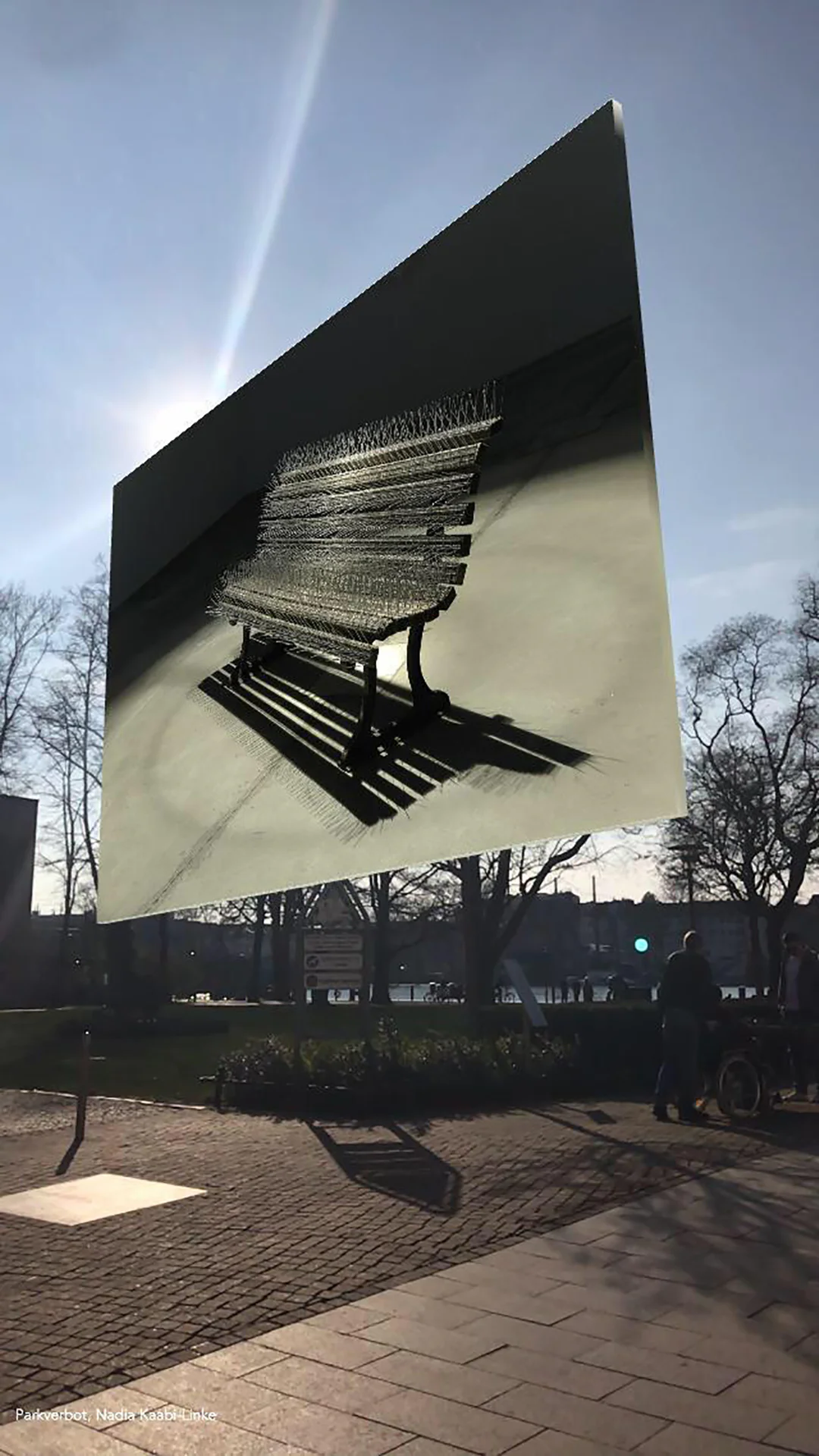 Art et activisme: NANCY BAKER CAHILL + Coordinates projet 9 Nadia Kaabi-Linke, The Bench, 2019, Köpenicker Rathaus Berlin