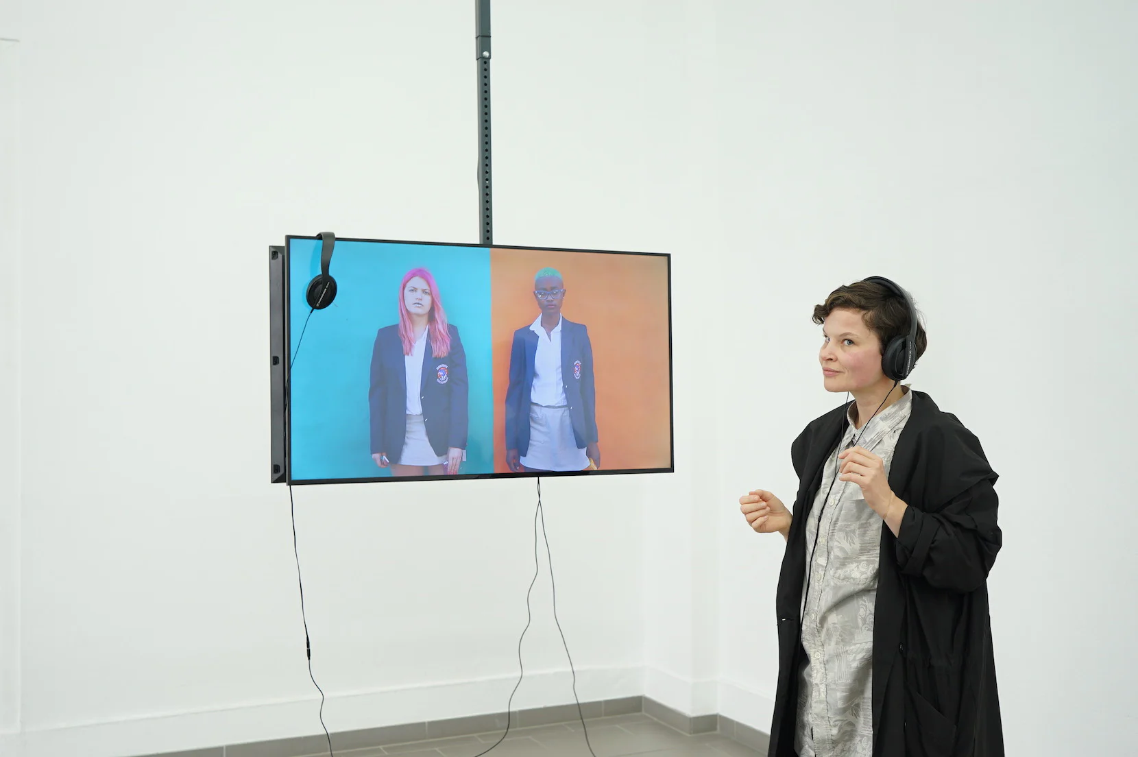 Marlene Denningmann vor Ihrer Videoarbeit
Photo Credit: Barbara Green Arts Management 