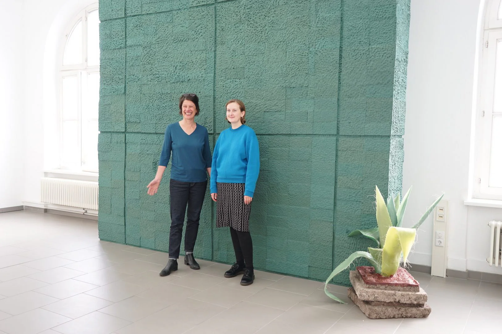 HYDRA Goldrausch Projektkoordinatorin Kira Dell und Projektleiterin Hannah Kruse vor einer Arbeit der Bildhauerin Millie Schwier im Haus am Kleistpark
Photo Credit: Barbara Green Arts Management 