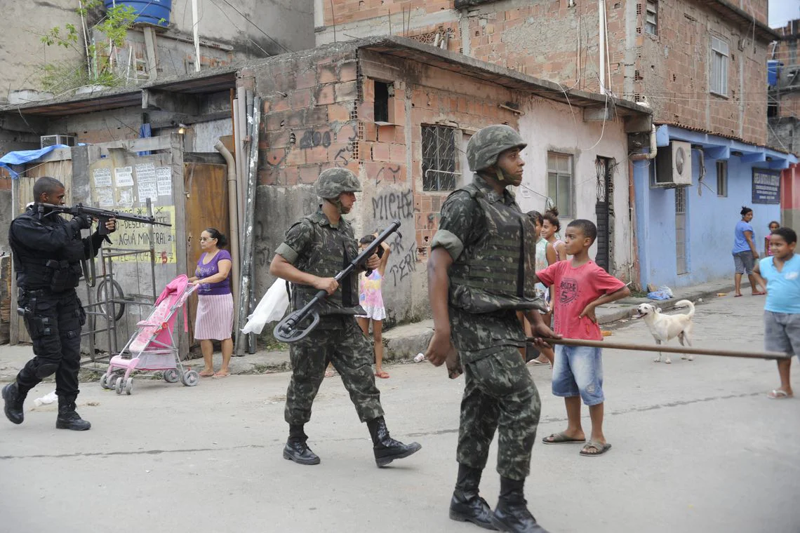IGOR VIDOR 13 Rio de Janeiro - Army teams early mornings in the Nova Holanda favela, in Complexo da Maré, looking for weapons and ammunition that would have been buried by traffickers (Tomaz Silva / Agência Brasil)