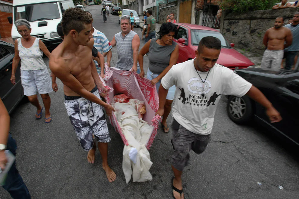 IGOR VIDOR 14 Rio de Janeiro (RJ), 11/24/2010, Violence in Rio / Morto - Residents of Caixa D'água Hill, arriving at Hospital Getúlio Vargas, in the Penha district, north of the city, with a dead person. Photo: Marcelo Piu / O Globo Agency
