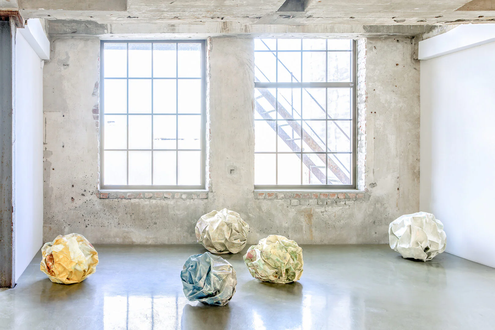 Martine Poppe, 2022 Girl meets girl, Vestfossen Kunstlaboratorium, installation shot with sculptures